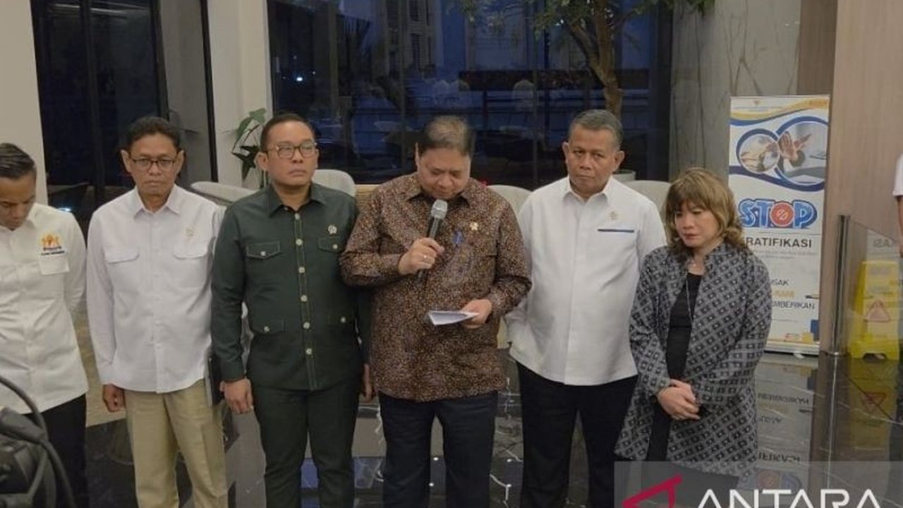 Menteri Koordinator Bidang Perekonomian Airlangga Hartarto mengumumkan Tarif Impor AS Indonesia sebesar 32% batal. Kini, kesepakatan baru 19% resmi berlaku, namun negosiasi 0% masih diupayakan.