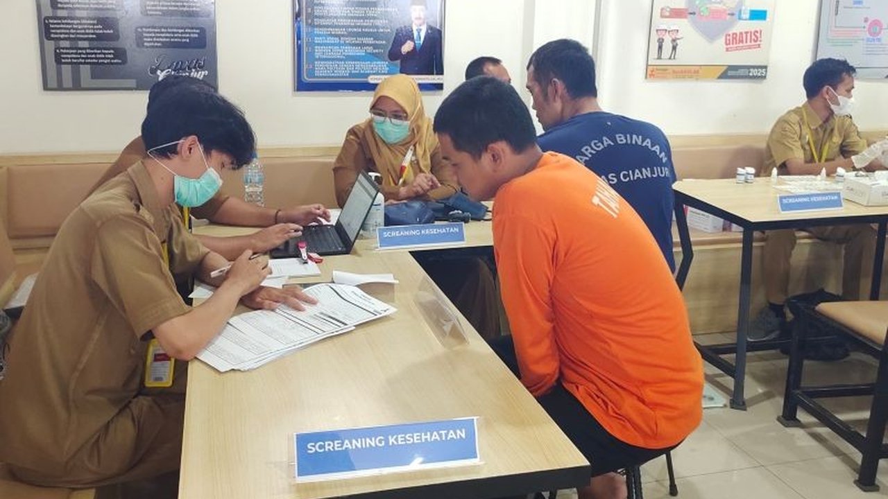 Pemerintah Kabupaten Cianjur menyalurkan Bantuan Kesehatan Lapas Cianjur, meliputi pemeriksaan dan obat-obatan. Langkah ini memastikan hak kesehatan warga binaan, sekaligus mengungkap penyakit terbanyak.