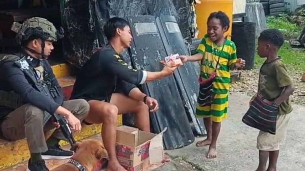 Satgas Damai Cartenz mengusung pendekatan humanis dan preventif untuk menciptakan stabilitas di Papua. Bagaimana strategi ini meredam konflik dan membangun kepercayaan masyarakat?
