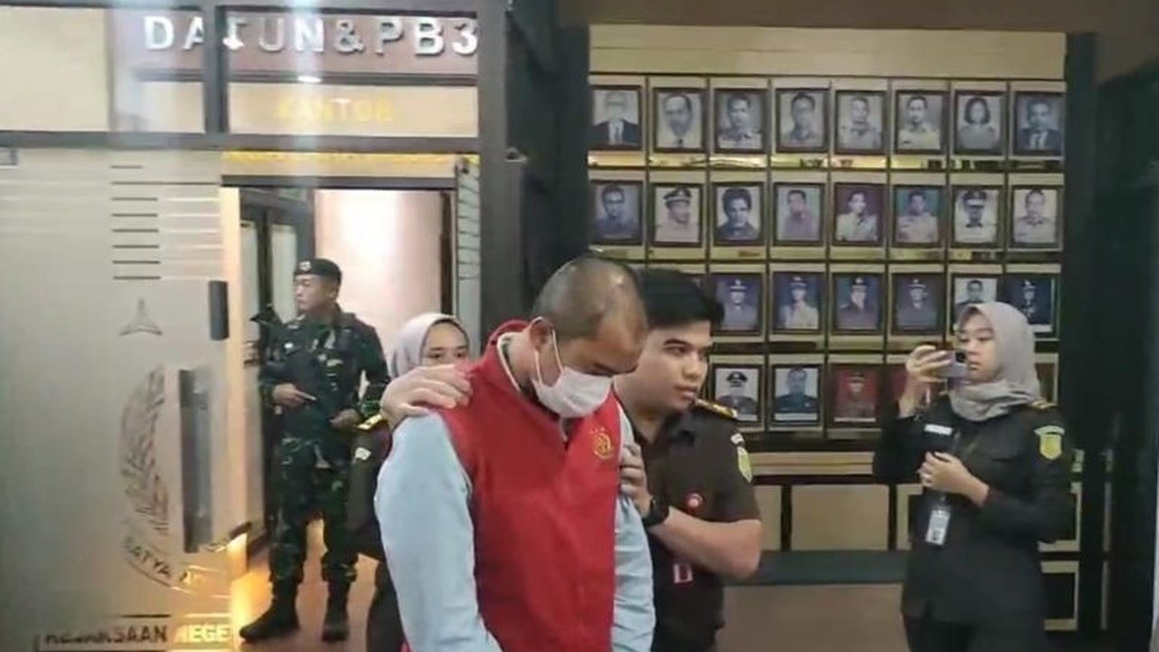 Kejaksaan Negeri Bandung menetapkan tersangka keempat dalam kasus dugaan korupsi MUJ, melibatkan kerugian negara hingga puluhan miliar rupiah. Siapa sosok baru ini dan bagaimana modusnya?