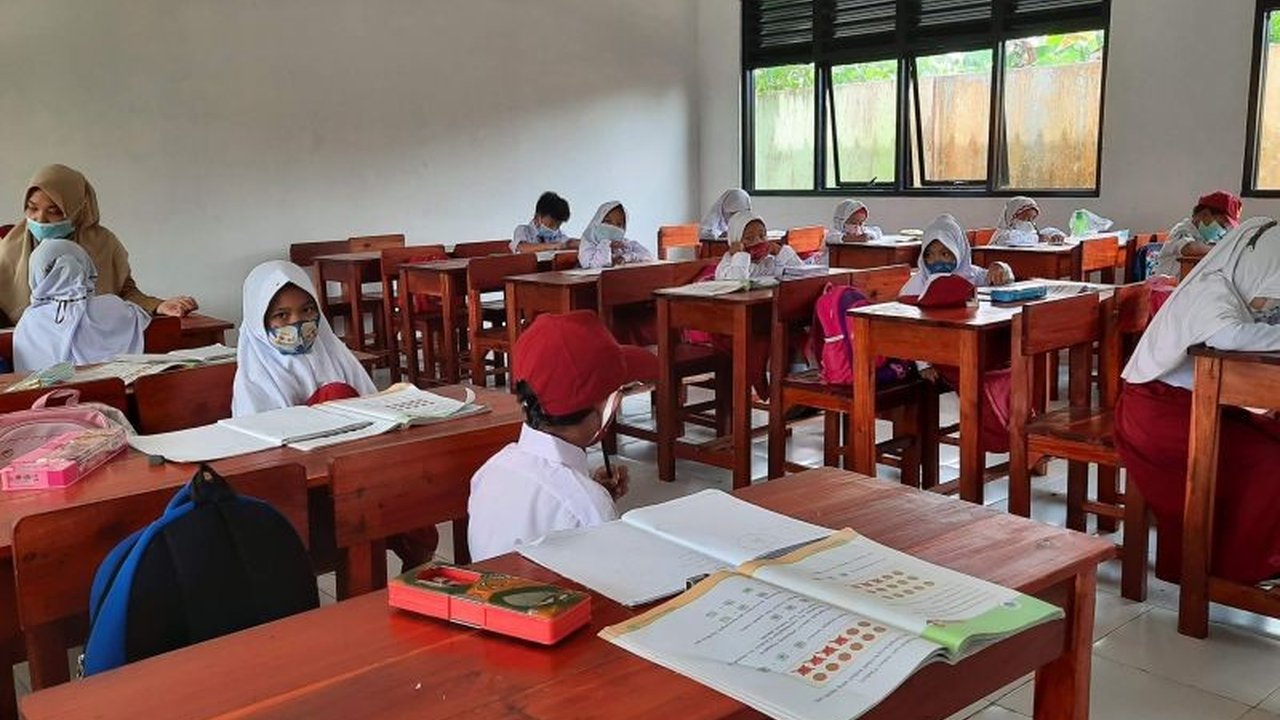 Inspektorat Tangsel memanggil Kepsek SD Ciledug Barat atas dugaan pungli seragam sekolah yang diminta transfer ke rekening pribadi. Apakah sanksi berat menanti?