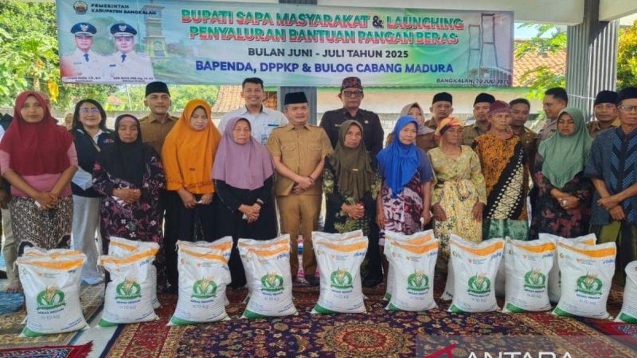 Pemerintah Kabupaten Bangkalan mulai menyalurkan Bantuan Pangan Bangkalan kepada puluhan ribu warga. Menariknya, jumlah penerima tahun ini berkurang, benarkah indikasi keberhasilan program?