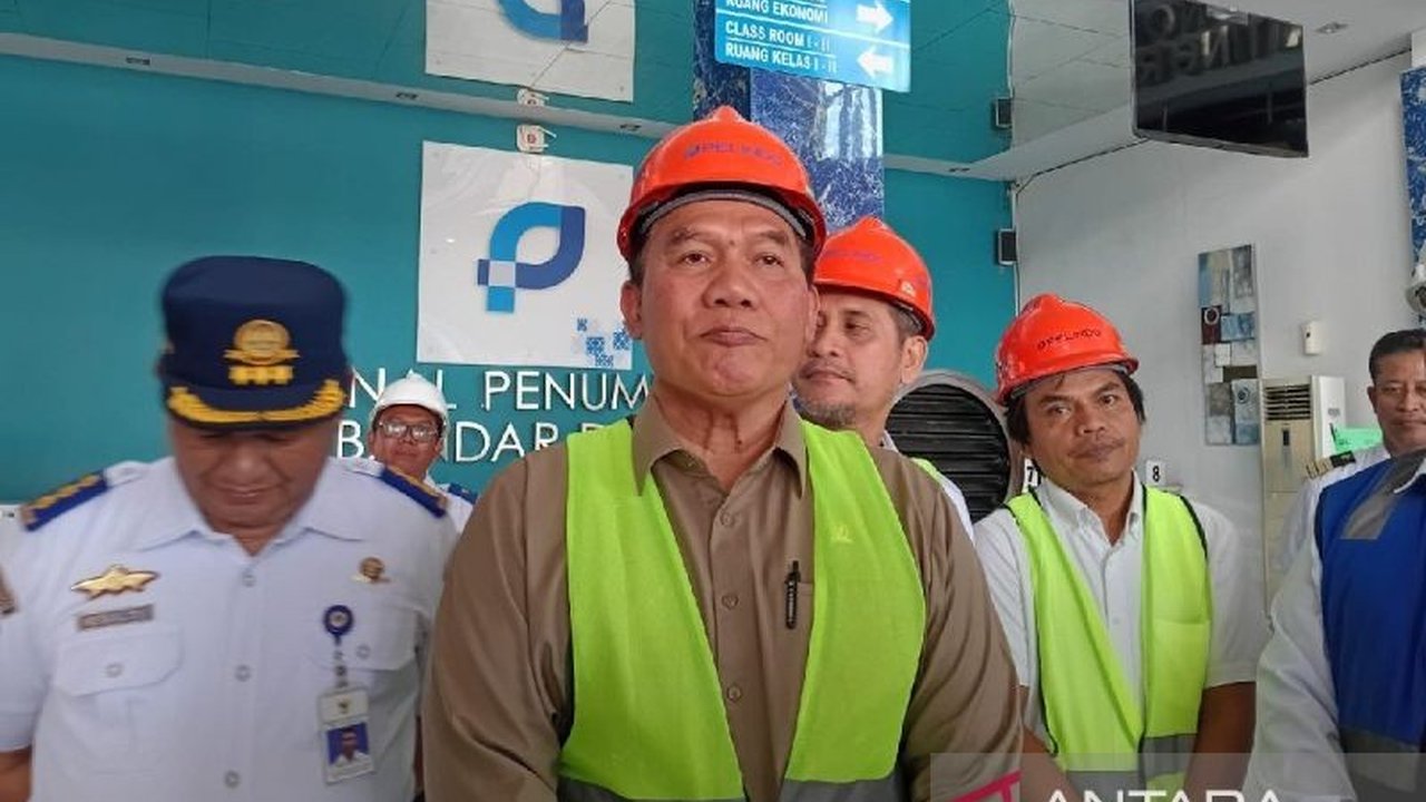 Anggota DPR RI mendesak normalisasi alur Pelabuhan Belawan yang mengalami pendangkalan. Langkah ini krusial untuk meningkatkan daya saing dan volume bongkar muat pelabuhan.