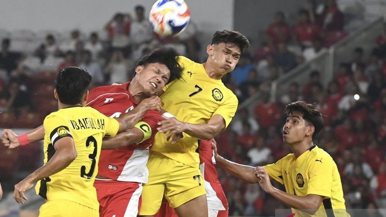Timnas Indonesia U-23 berhasil mengamankan tiket semifinal ASEAN U-23 Championship 2025 sebagai juara Grup A, meski bermain imbang 0-0 melawan Malaysia. Simak detail pertandingannya!
