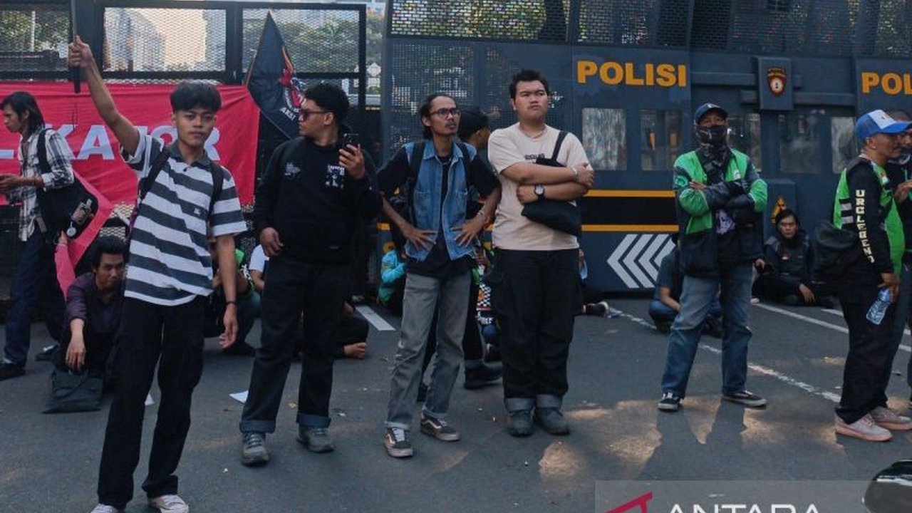 Aksi Demo Ojol di Monas yang diklaim akan diikuti puluhan ribu massa, nyatanya hanya dihadiri puluhan orang, memunculkan pertanyaan besar di balik tuntutan mereka.