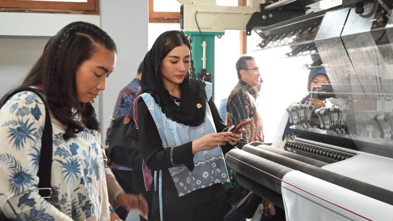 Anggota DPR RI menyoroti ancaman gulung tikar bagi Industri Tekstil Nasional akibat impor besar dan masalah limbah. Apa langkah konkret yang harus segera diambil?