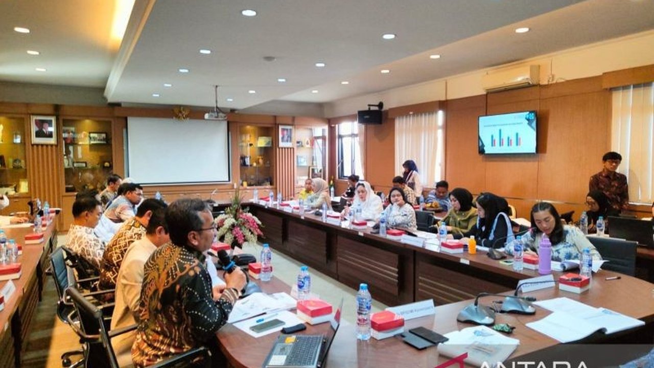 Komisi VII DPR RI mendesak penguatan peran STT Tekstil Bandung, kampus vokasi yang mencetak tenaga ahli dan memiliki tingkat serapan kerja 100%, demi daya saing industri tekstil nasional di tengah tantangan global.