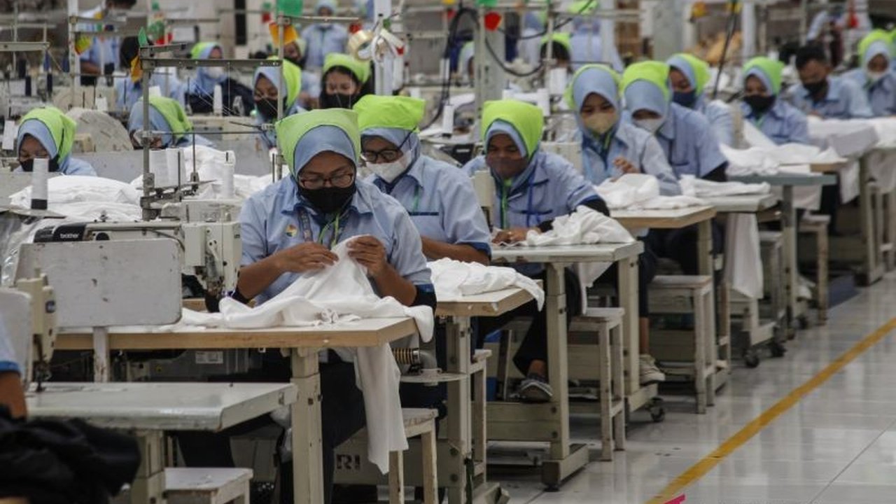 Indef ungkap sektor tekstil dan alas kaki paling terancam tarif impor AS 19% mulai 2025. Bagaimana nasib ribuan pekerja di industri padat karya ini?