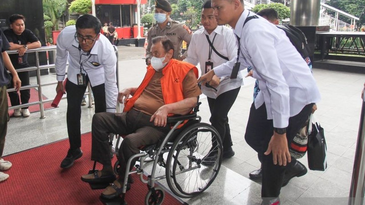 KPK mengungkap status tahanan rumah Adjie, tersangka utama dalam kasus akuisisi PT JN yang merugikan negara triliunan rupiah. Apa alasan di balik keputusan ini?