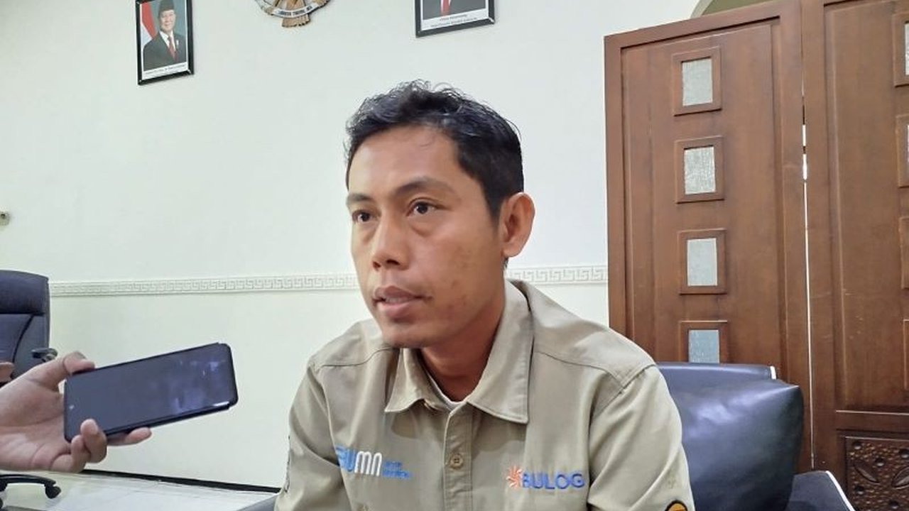 Perum Bulog Ponorogo mencatat capaian luar biasa dalam serapan gabah, melampaui target nasional meski menghadapi serangan hama wereng. Bagaimana strategi mereka menjaga ketahanan pangan?
