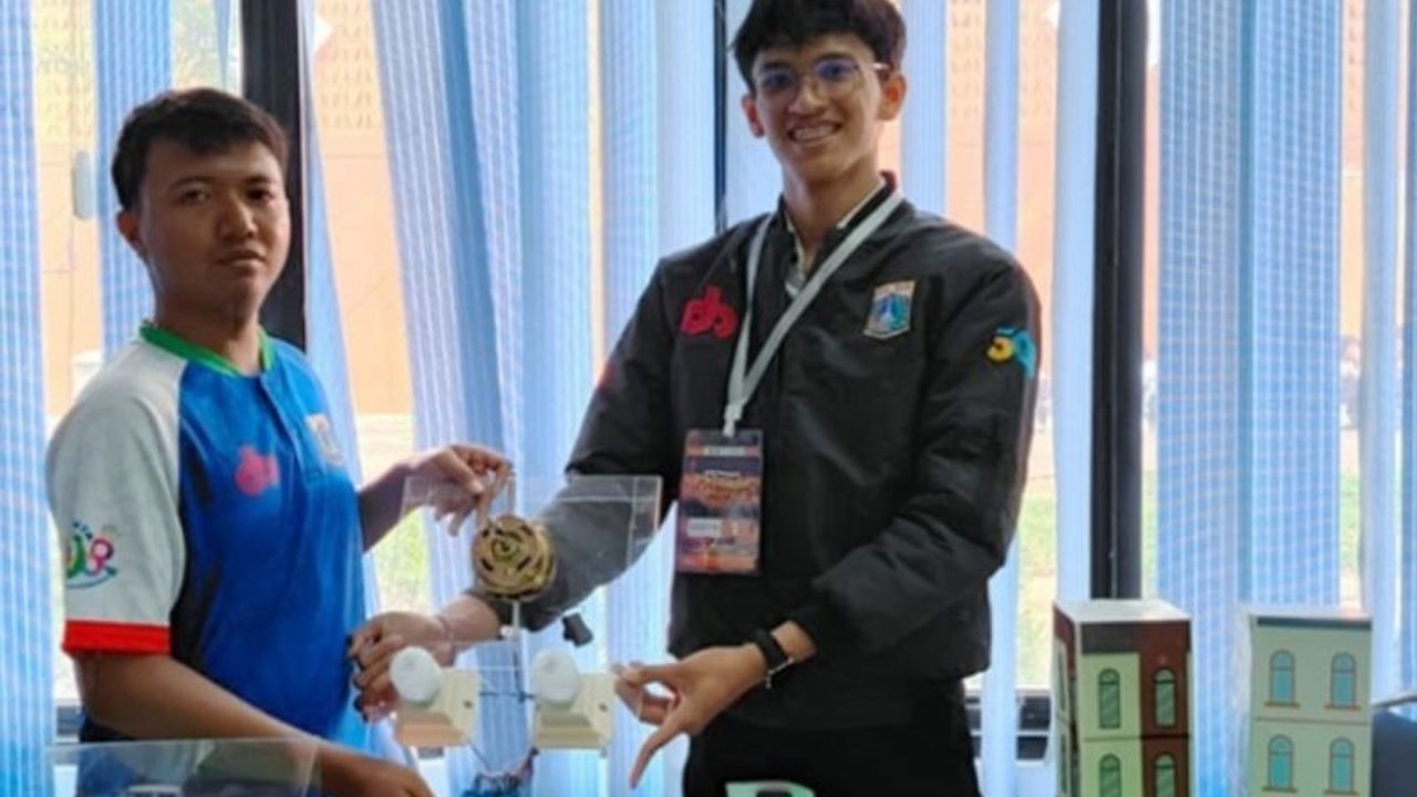 Robot Smart Pemuda Jakarta Utara, karya Akmal Firmansyah dan Richard D'Angelo, akan mewakili DKI Jakarta di Ajang Kreativitas Pemuda Nasional 2025. Apa keunggulan robot ini?