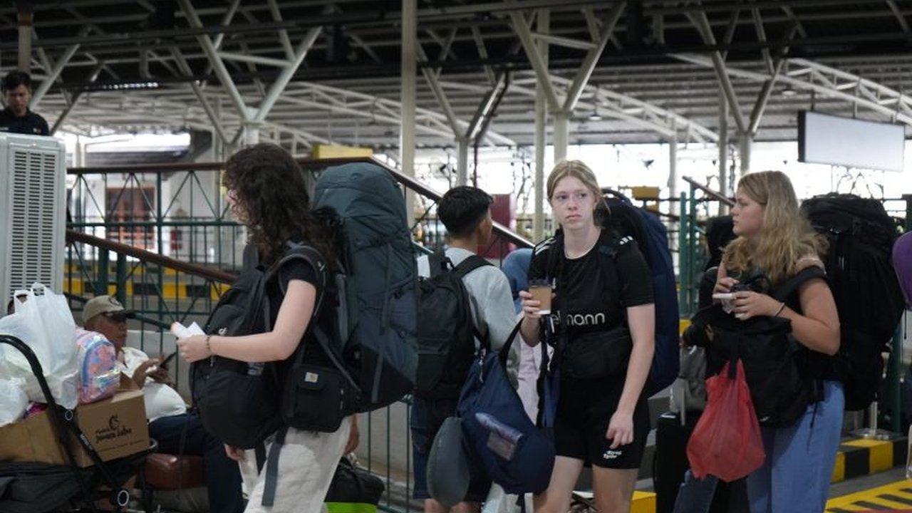 KAI Daop 6 mencatat lonjakan signifikan jumlah wisatawan mancanegara (wisman) yang menggunakan kereta api di Semester I 2025. Apa rahasia di balik daya tarik ini?