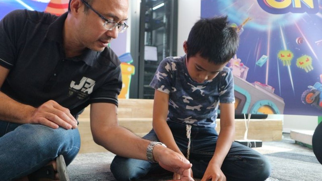 Psikolog anak dan keluarga mengungkap bahwa kurangnya Kedekatan Orang Tua menjadi faktor utama penyebab anak terjerumus tindakan kriminal. Simak selengkapnya mengapa hal ini bisa terjadi.