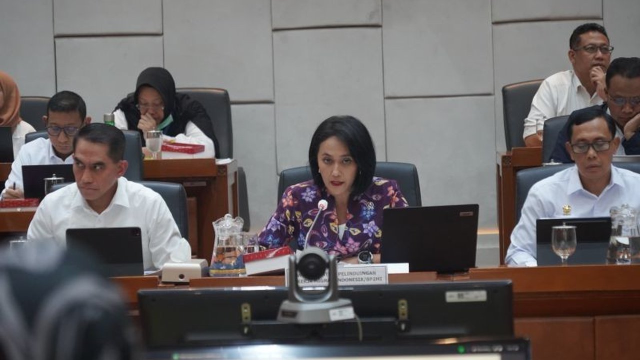 Komisi IX DPR RI menyoroti penurunan anggaran KP2MI untuk 2025. Meski demikian, Komisi IX meminta KP2MI tetap optimis capai target. Bagaimana dampaknya terhadap kinerja?