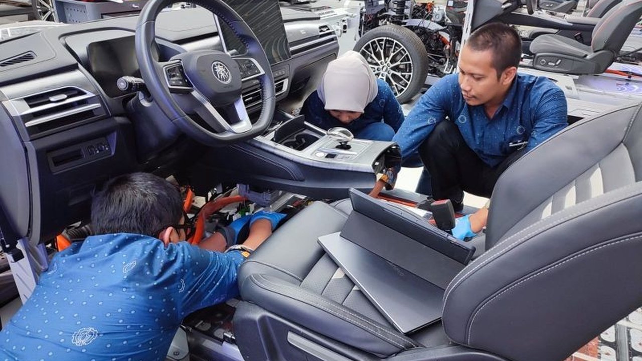 Institut Teknologi Sepuluh Nopember (ITS) memperluas Kerja Sama ITS Otomotif dengan Beifang Tiongkok, membentuk pusat pelatihan canggih untuk kendaraan energi baru. Simak detailnya!