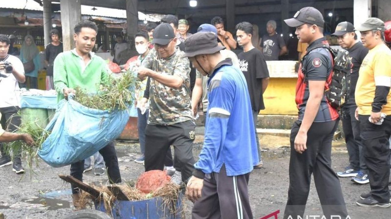 Pemerintah Kabupaten Bangka Barat berkomitmen mengubah citra pasar tradisional. Melalui Gerakan Pasar Bersih Sampah, mereka berupaya menciptakan lingkungan yang sehat dan nyaman.