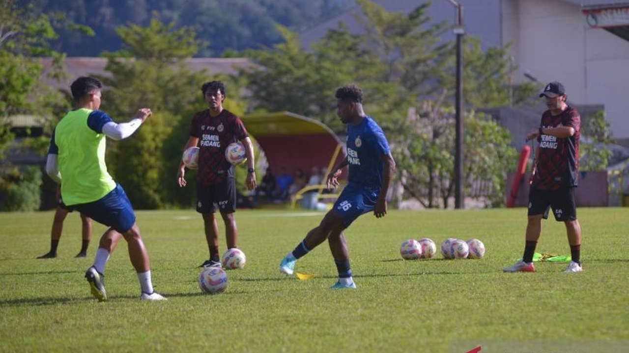 Semen Padang pasang target ambisius lima besar di BRI Super League 2025/2026. Siapkan bonus fantastis untuk kemenangan perdana lawan Persib!