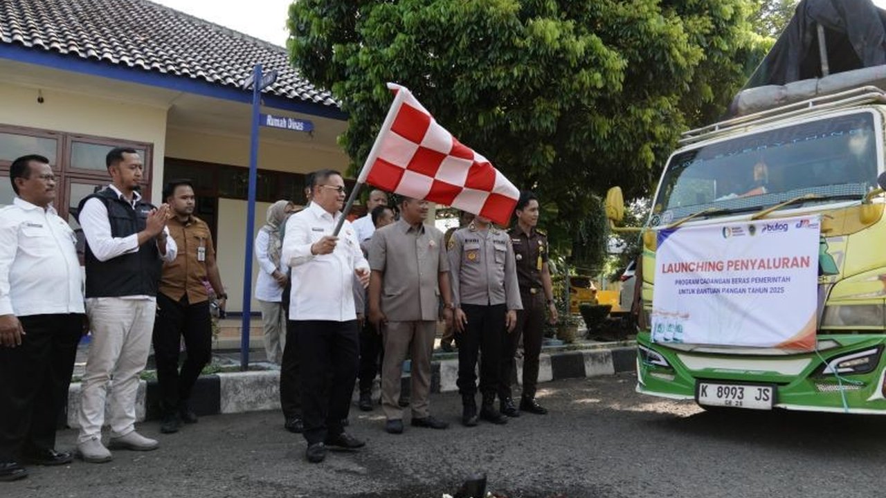 Pemerintah Kabupaten Pati menyalurkan bantuan pangan berupa 20 kg beras kepada 119.000 keluarga. Program Bantuan Pangan Pati ini bertujuan menjaga ketahanan pangan dan meringankan beban masyarakat.