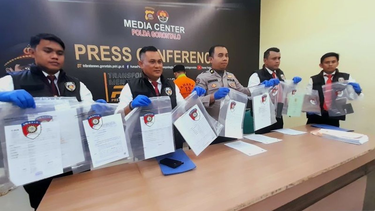 Polda Gorontalo resmi menetapkan seorang tersangka dalam kasus pengadaan perumahan fiktif yang merugikan puluhan juta rupiah, mengungkap modus operandi yang licik.