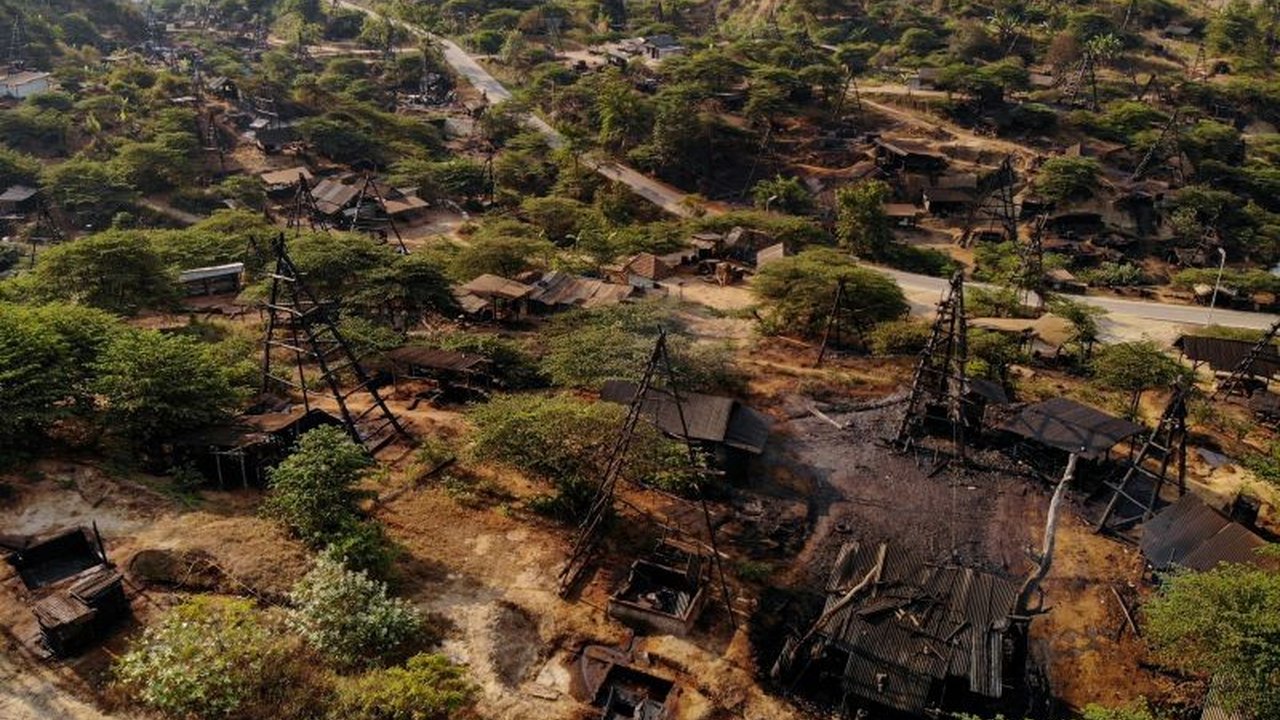 SKK Migas menargetkan penjualan minyak dari sumur rakyat ke Pertamina mulai 1 Agustus 2025, diharapkan mampu mendongkrak lifting minyak nasional di tengah krisis energi.