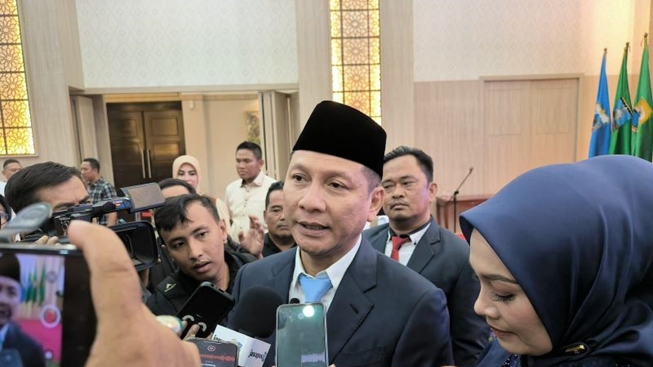 Pemerintah Provinsi Banten menonaktifkan tiga guru SMAN 4 Serang terkait dugaan pelecehan siswa. Ini respons cepat sambil investigasi kasus pelecehan guru SMAN 4 Serang berlangsung.