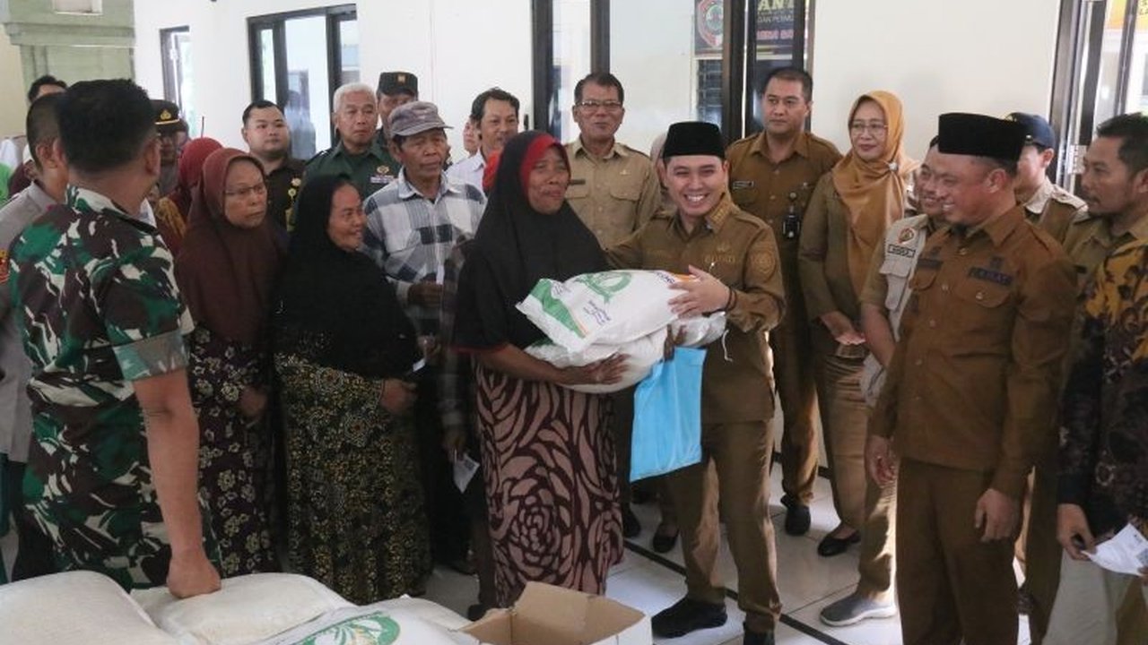 Pemerintah Kabupaten Mojokerto menyalurkan bantuan pangan Mojokerto berupa beras 20 kg kepada puluhan ribu warganya. Simak detail penyaluran dan jumlah penerimanya di sini.