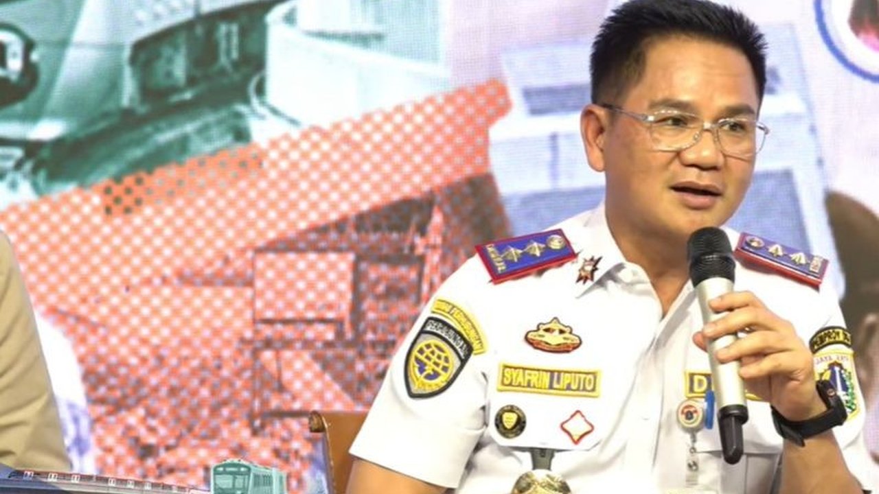 Pemprov DKI Jakarta menambah 25 unit bus sekolah disabilitas dengan fasilitas canggih seperti platform hidrolik dan lantai taktil, memastikan aksesibilitas penuh bagi pelajar.