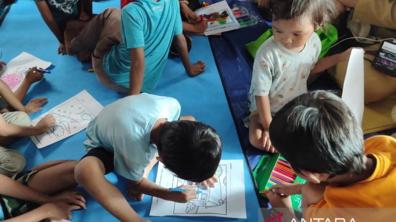 Suku Dinas Sosial Jakarta Barat menyediakan layanan psikososial bagi anak-anak korban kebakaran di Tambora untuk membantu mereka pulih dari trauma.