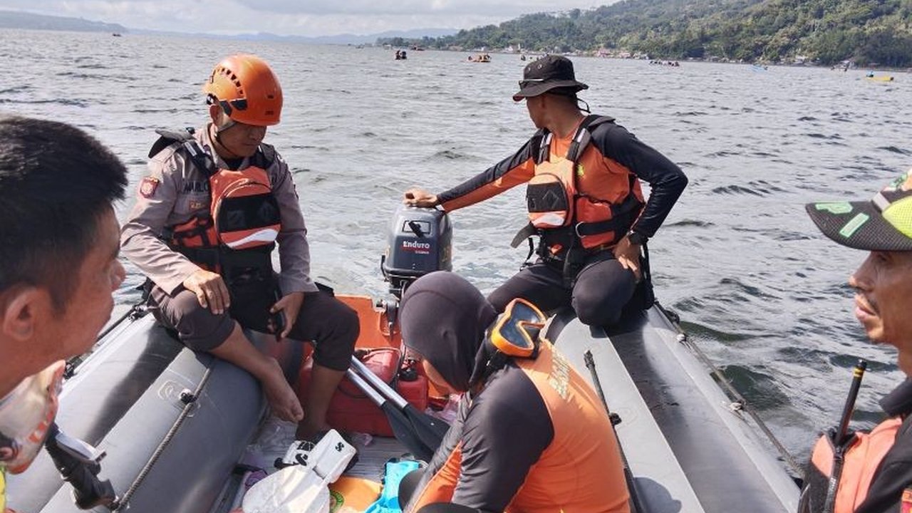 Tim SAR gabungan terus berupaya menemukan korban tenggelam Danau Tondano setelah perahu yang ditumpangi terbalik. Enam orang selamat, satu masih hilang.