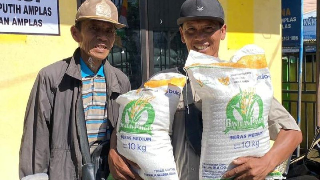 Perum Bulog Sumut telah menyalurkan ribuan ton beras bantuan pangan kepada keluarga penerima manfaat. Simak detail penyaluran dan targetnya hingga Juli 2025!