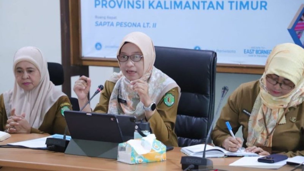 Pemerintah Provinsi Kalimantan Timur serius garap Festival Budaya Internasional EBIFF 2025. Ajang akbar ini siap hadirkan kekayaan budaya dari berbagai negara, gratis untuk masyarakat!