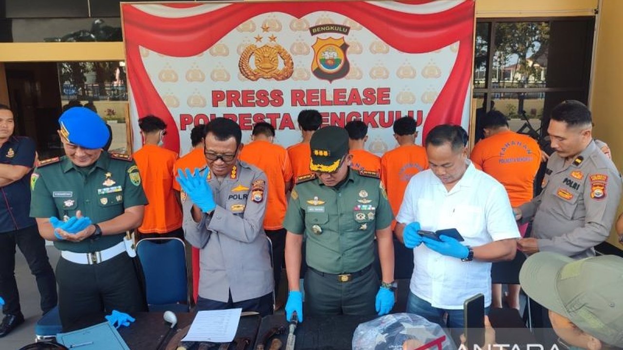 Polresta Bengkulu telah menetapkan sembilan tersangka terkait penyerangan juru parkir RS DKT. Terungkap, insiden ini melibatkan Geng Motor Bengkulu yang salah sasaran.