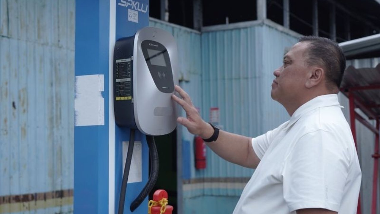 PLN Kalselteng menyiapkan 73 SPKLU yang beroperasi 24 jam penuh untuk mendukung kendaraan listrik. Penasaran bagaimana layanan ini bisa mempermudah perjalanan Anda?