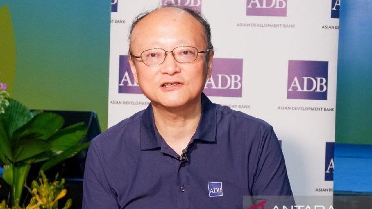 Presiden ADB Masato Kanda melihat ketidakpastian global sebagai peluang emas bagi negara ASEAN untuk memperkuat perekonomian domestik, dengan fokus pada diversifikasi industri dan konektivitas regional.