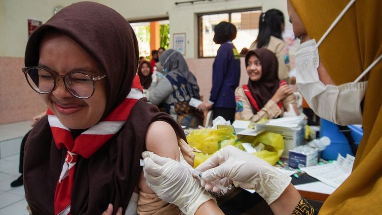 Vaksinasi HPV tidak hanya untuk perempuan, melainkan juga krusial bagi anak laki-laki. Ketahui mengapa pemberiannya sejak usia 9 tahun sangat efektif melindungi dari risiko kanker.