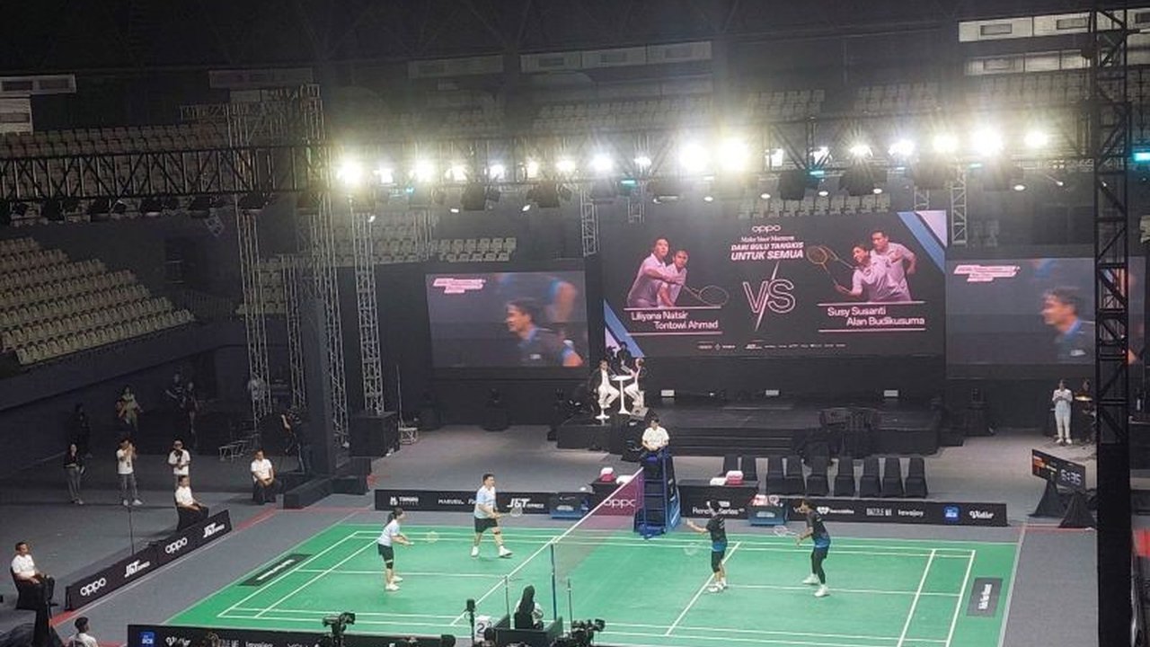 Pasangan emas Owi Butet kembali ke lapangan hijau, berhadapan dengan Alan Budikusuma dan Susy Susanti dalam laga nostalgia legenda bulu tangkis. Apa yang membuat pertandingan ini istimewa?