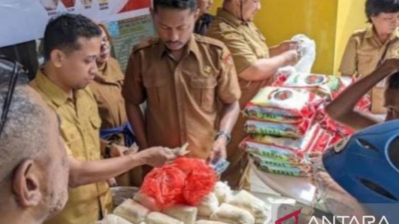 Pemerintah Kota Ambon sukses menggelar Gerakan Pangan Murah Ambon untuk menekan inflasi akibat cuaca buruk. Ribuan warga antusias serbu komoditas murah!