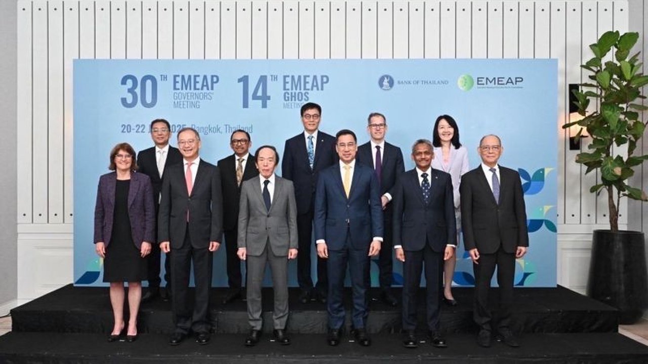 Bank Indonesia memaparkan ketahanan ekonomi RI yang tetap terjaga di tengah tantangan global pada forum EMEAP, menunjukkan optimisme di tengah ketidakpastian.