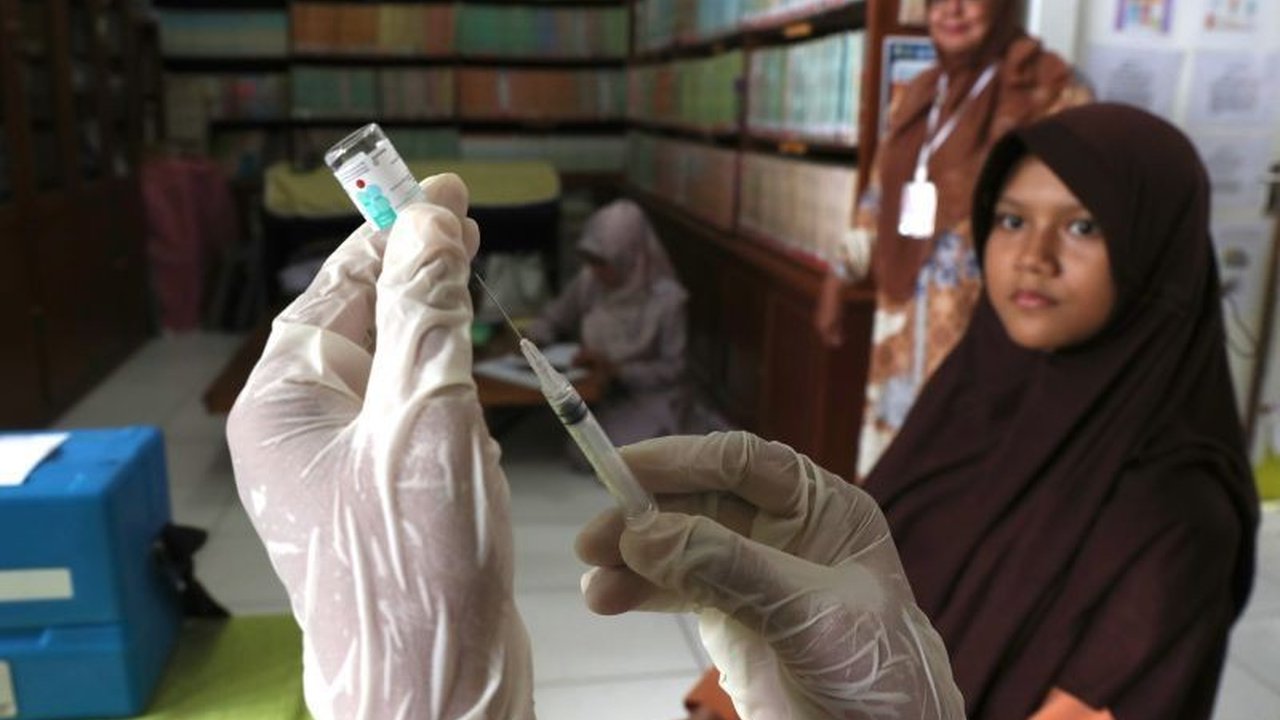 Kanker serviks, penyakit mematikan yang dapat dicegah dan disembuhkan, tengah menjadi fokus pemerintah Indonesia melalui program vaksinasi HPV dan skrining dini.