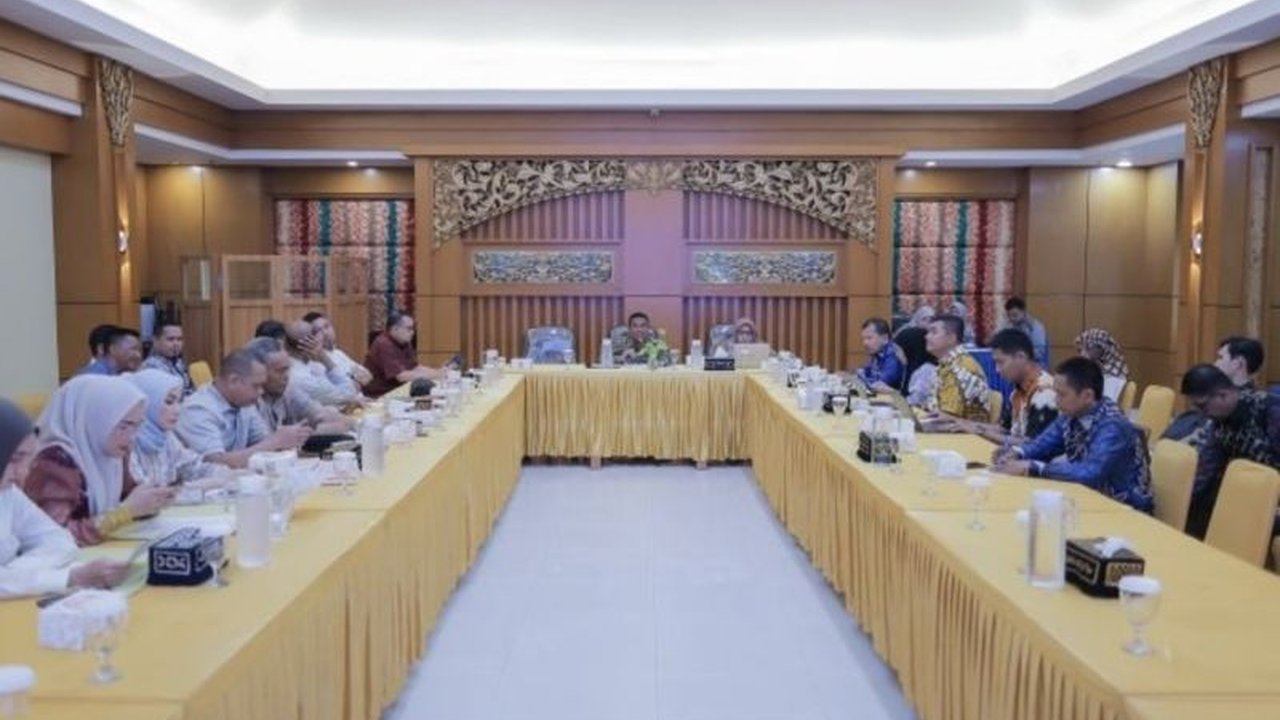 DPRD Kalsel mencetak rekor sebagai lembaga legislatif tercepat se-Indonesia dalam membahas RAPBD-P 2025. Apa rahasia di balik kecepatan ini dan bagaimana dampaknya bagi masyarakat?