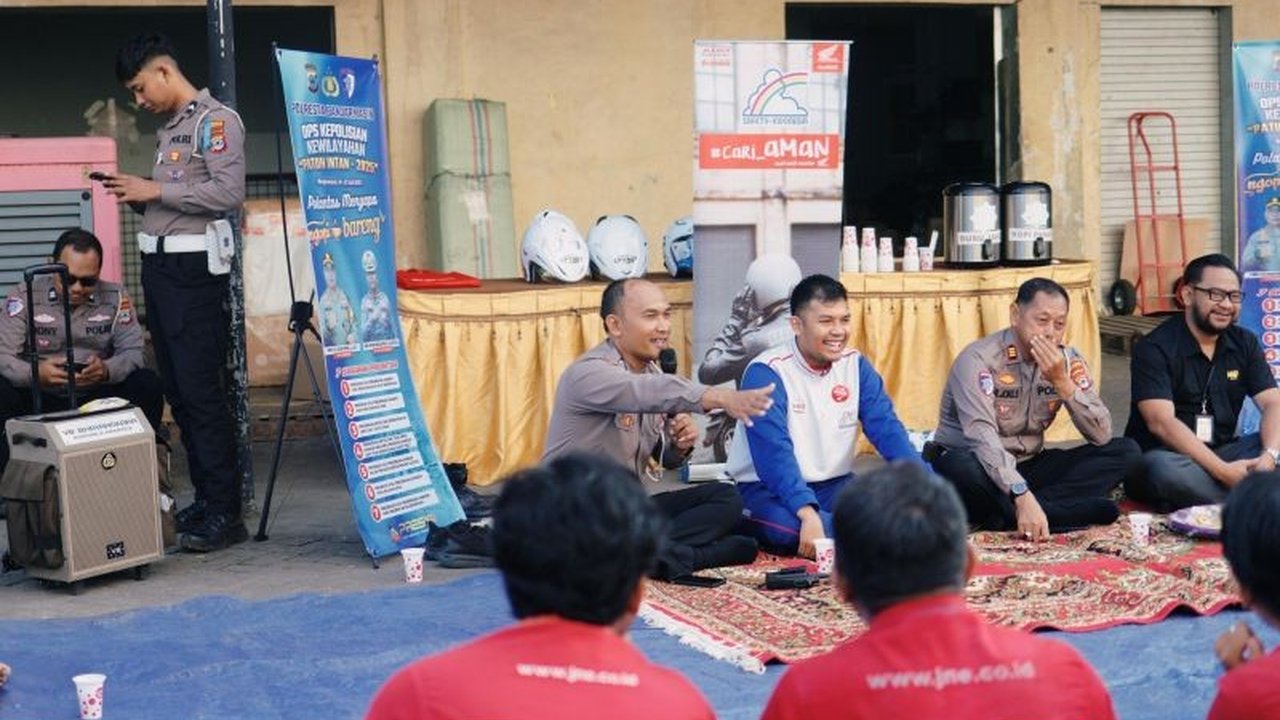 Polresta Banjarmasin gencar lakukan Edukasi Keselamatan Lalu Lintas kepada kurir ekspedisi dan sopir Organda, bahkan sambil ngopi. Simak pentingnya program ini!