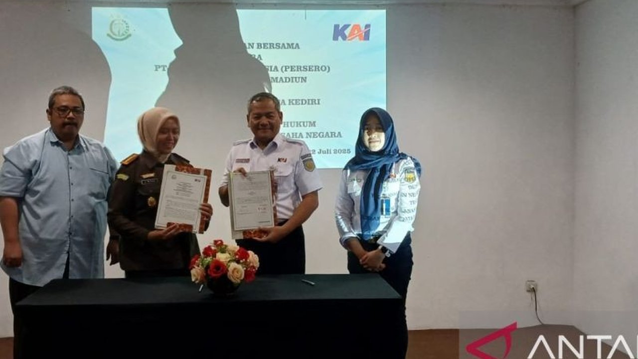 PT KAI Daop 7 Madiun menjalin kerja sama strategis dengan Kejaksaan Negeri Kota Kediri untuk optimalkan penjagaan aset, terutama 40% aset yang belum bersertifikat, demi tata kelola yang baik.