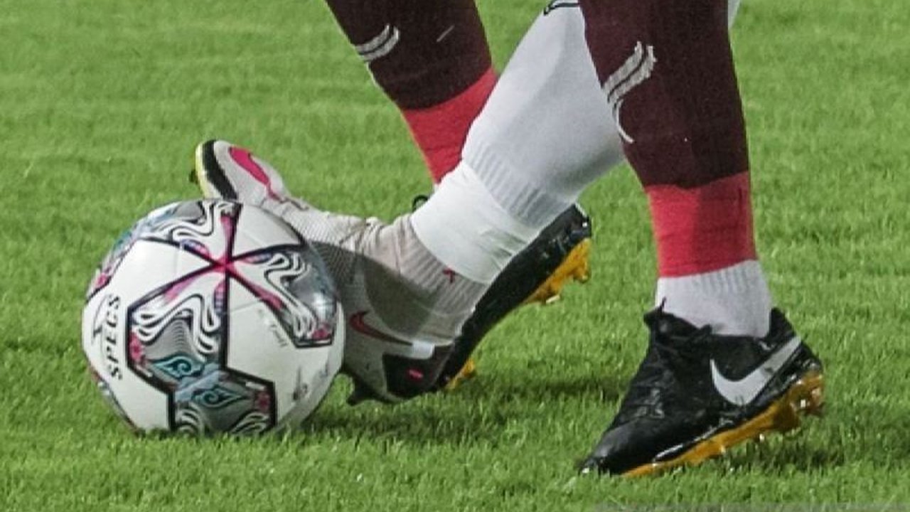 Vietnam U-23 berhasil mengamankan posisi juara Grup B ASEAN U-23 Championship 2025 usai menundukkan Kamboja 2-1. Simak detail perjuangan mereka di lapangan!