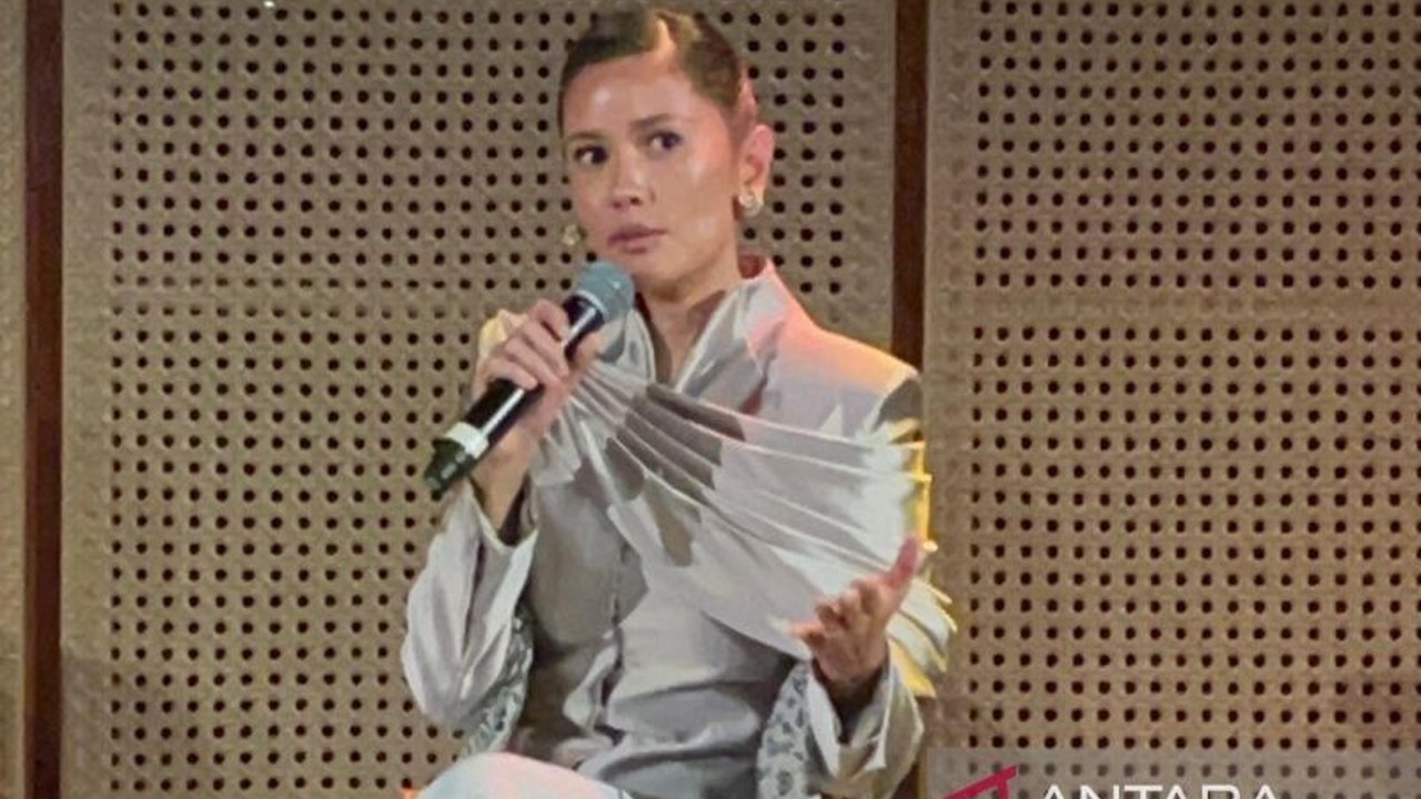 Aktris Titi Radjo Padmaja berbagi kecintaannya pada Kebaya Kutu Baru yang dianggapnya manis dan klasik, bahkan pernah menerima warisan kebaya dari penggemar.