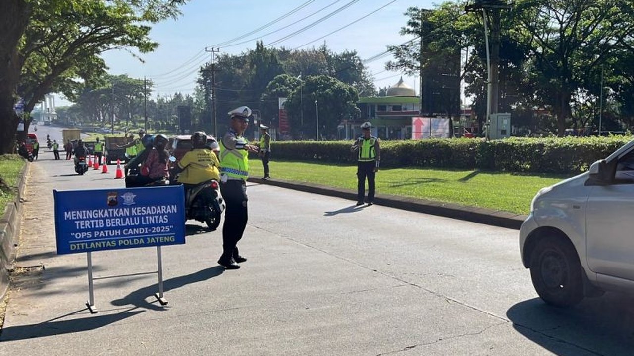 Kepolisian dan Bapenda Jateng menggelar razia penunggak pajak kendaraan di Semarang. Operasi Patuh Candi 2025 ini tak hanya menindak, namun juga memfasilitasi pembayaran langsung di tempat.