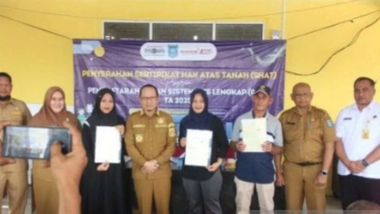 Pemerintah Kabupaten Bangka Tengah kembali menyalurkan ratusan sertifikat tanah PTSL kepada warga, memberikan kepastian hukum dan mendorong pemanfaatan lahan.