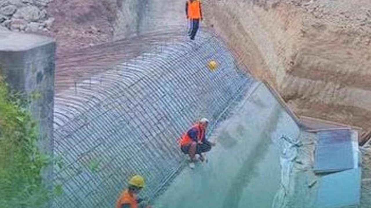 Pemkab Madiun menganggarkan Rp5,8 miliar untuk perbaikan Irigasi Kaligede Madiun yang jebol, demi ketahanan pangan dan kesejahteraan petani di empat desa.