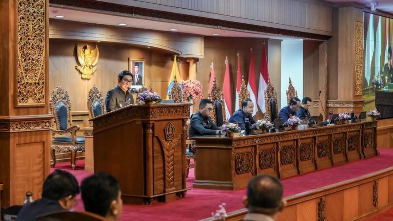 Bupati Badung Adi Arnawa paparkan Ranperda RPJMD Badung 2025-2029 yang fokus pada pembangunan infrastruktur atasi macet dan penguatan ekonomi daerah. Simak detail program prioritasnya!