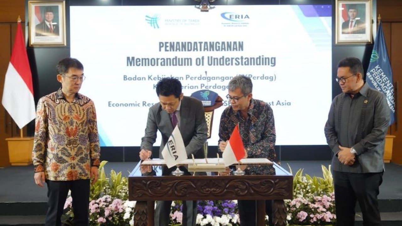 Kementerian Perdagangan dan ERIA resmi menjalin kolaborasi strategis. Langkah ini bertujuan perkuat riset kebijakan perdagangan Indonesia, demi kebijakan yang efektif dan akuntabel.