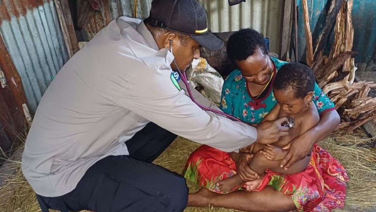 Personel Polres Nduga gelar Pemeriksaan Kesehatan Warga Kenyam di rumah-rumah, wujud kepedulian Polri dan upaya menjaga kondusifitas. Simak selengkapnya!